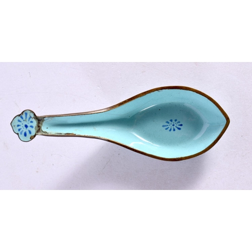 2194 - A 19TH CENTURY CHINESE CANTON ENAMEL SPOON. 11.5 cm x 4.1 cm.