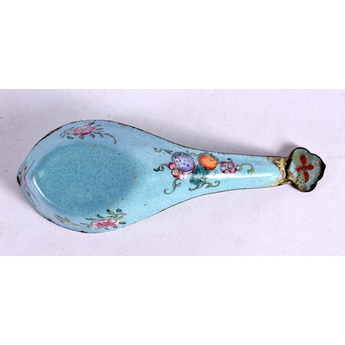 2194 - A 19TH CENTURY CHINESE CANTON ENAMEL SPOON. 11.5 cm x 4.1 cm.