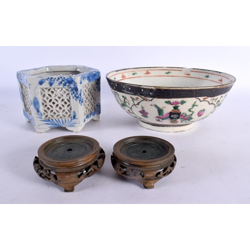 2211 - A 19TH CENTURY CHINESE CRACKLE GLAZED BOWL Qing, and a blue and white censer. Largest 18 cm diameter... 