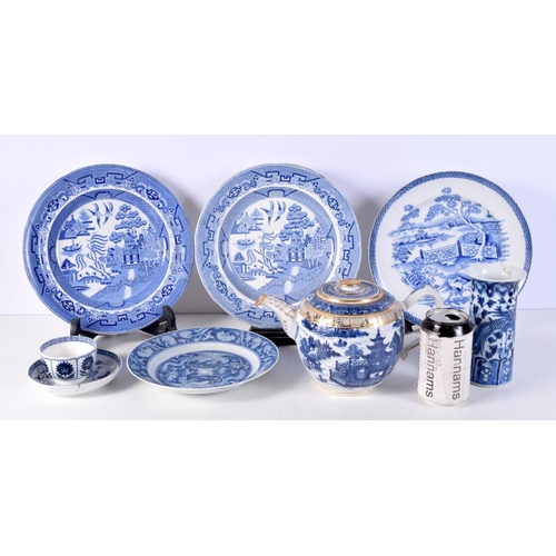 3782 - A collection of blue and white ceramics including a  Chinese vase , Worcester 18th Century tea bowl ... 