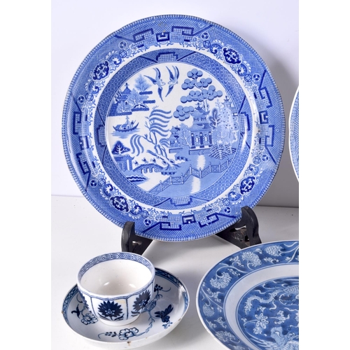 3782 - A collection of blue and white ceramics including a  Chinese vase , Worcester 18th Century tea bowl ... 