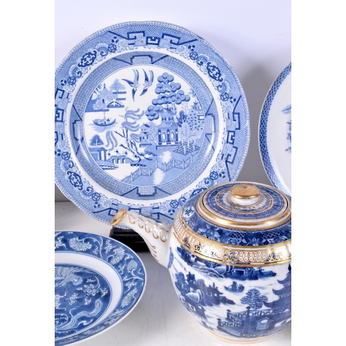 3782 - A collection of blue and white ceramics including a  Chinese vase , Worcester 18th Century tea bowl ... 