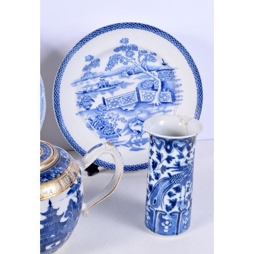 3782 - A collection of blue and white ceramics including a  Chinese vase , Worcester 18th Century tea bowl ... 