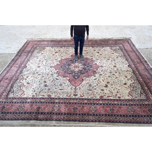 3840 - A large country house rug 500 x 420 cm .