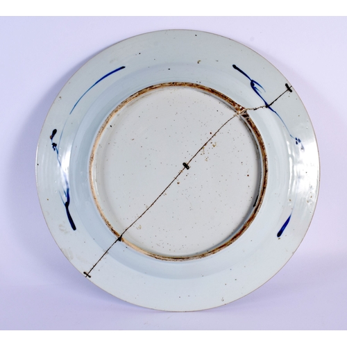 1860 - A LARGE 18TH CENTURY CHINESE BLUE AND WHITE DISH Yongzheng. 33 cm diameter.