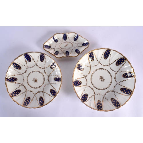 203 - 18th c. Caughley bowl, two saucer dishes, a tea canister and a spoon tray decorated under glaze blue... 