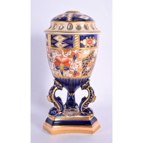 28 - A DAVENPORT IMARI VASE AND COVER. 16 cm high.