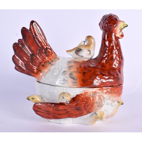 29 - AN EARLY 19TH CENTURY ENGLISH PEARLWARE CHICKEN BOX AND COVER. 17 cm x 17 cm.