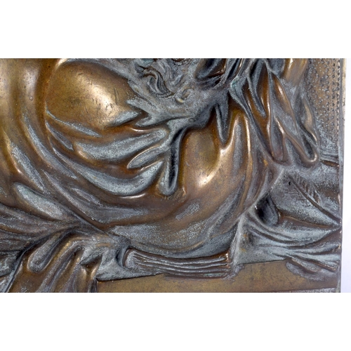 310 - AN 18TH/19TH CENTURY EUROPEAN BRONZE PLAQUE depicting a scholar reading a book. 20 cm x 16 cm.