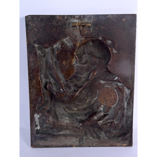 310 - AN 18TH/19TH CENTURY EUROPEAN BRONZE PLAQUE depicting a scholar reading a book. 20 cm x 16 cm.