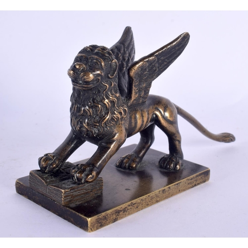 312 - A 19TH CENTURY EUROPEAN GRAND TOUR FIGURE OF A WINGED LION modelled upon a rectangular base. 13 cm x... 