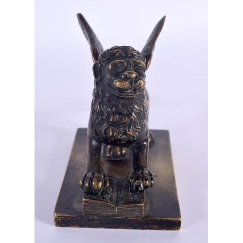 312 - A 19TH CENTURY EUROPEAN GRAND TOUR FIGURE OF A WINGED LION modelled upon a rectangular base. 13 cm x... 