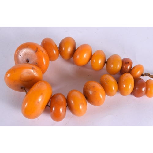 384 - A LARGE EARLY 20TH CENTURY CONTINENTAL AMBER BOULDER NECKLACE. 600 grams. 60 cm long, 601 grams, lar... 