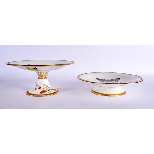 413 - FOUR ROYAL WORCESTER AESTHETIC MOVEMENT PORCELAIN TAZZA together with similar plates. Largest 21 cm ... 