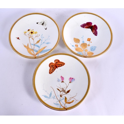 413 - FOUR ROYAL WORCESTER AESTHETIC MOVEMENT PORCELAIN TAZZA together with similar plates. Largest 21 cm ... 