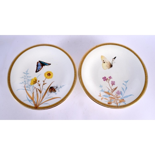 413 - FOUR ROYAL WORCESTER AESTHETIC MOVEMENT PORCELAIN TAZZA together with similar plates. Largest 21 cm ... 