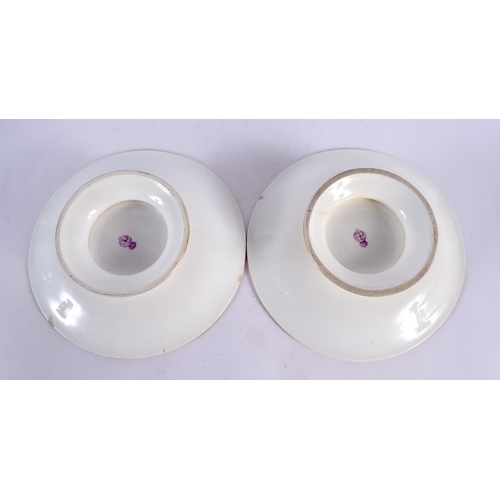413 - FOUR ROYAL WORCESTER AESTHETIC MOVEMENT PORCELAIN TAZZA together with similar plates. Largest 21 cm ... 