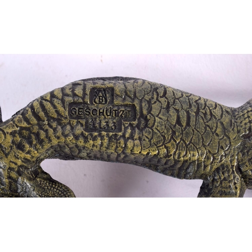 420 - A CONTEMPORARY COLD PAINTED BRONZE LIZARD. 20 cm x 15 cm.