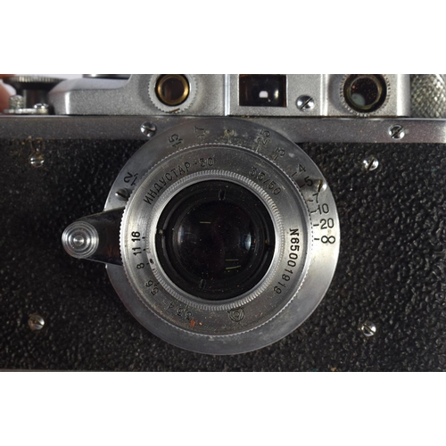 423 - A LEATHER CASED EUROPEAN CAMERA No 10299. 13.5 cm wide.