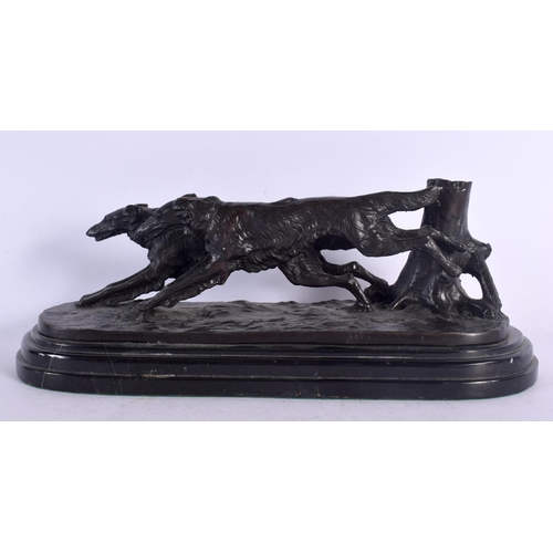 552 - A CONTEMPORARY BRONZE SCULPTURE OF HUNTING DOGS After Bayre. 30 cm wide.