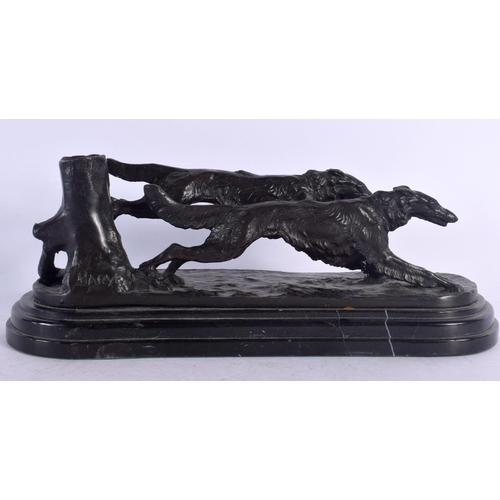 552 - A CONTEMPORARY BRONZE SCULPTURE OF HUNTING DOGS After Bayre. 30 cm wide.
