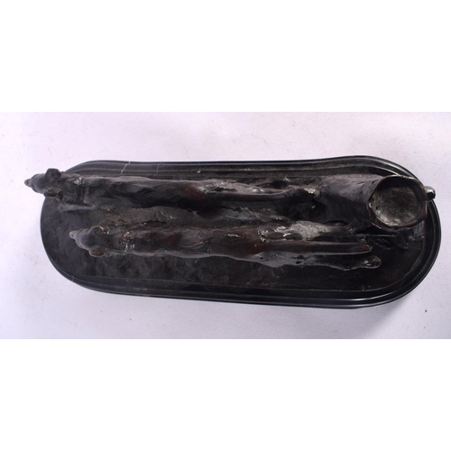 552 - A CONTEMPORARY BRONZE SCULPTURE OF HUNTING DOGS After Bayre. 30 cm wide.