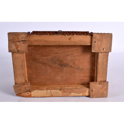 555 - A TRAMP ART CHIP CARVED CASKET. 22 cm x 15 cm.
