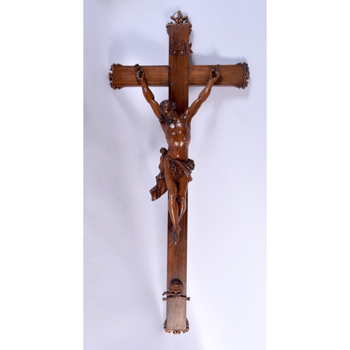 589 - A FINE 18TH CENTURY EUROPEAN CARVED FRUITWOOD CORPUS CHRISTI modelled upon a cross. 80 cm x 35 cm.