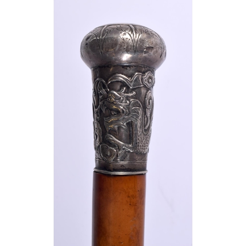 595 - A 19TH CENTURY CHINESE EXPORT SILVER MOUNTED MALACCA WALKING CANE. 90 cm long.