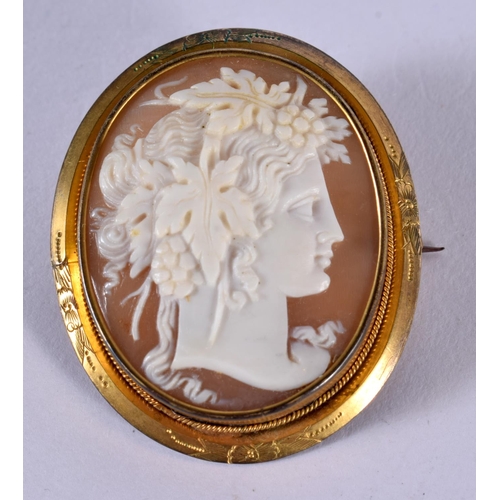 1281 - AN ANTIQUE GILT MOUNTED CAMEO BROOCH.  2.7cm x 2cm, weight 8.5g