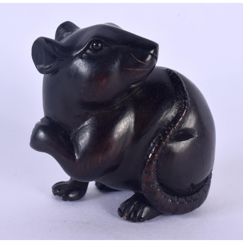 1533 - A JAPANESE CARVED BOXWOOD RAT NETSUKE. 3.5 cm x 3.5 cm.