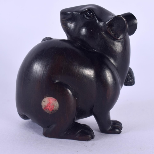 1533 - A JAPANESE CARVED BOXWOOD RAT NETSUKE. 3.5 cm x 3.5 cm.