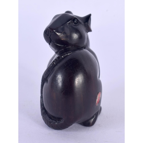 1533 - A JAPANESE CARVED BOXWOOD RAT NETSUKE. 3.5 cm x 3.5 cm.