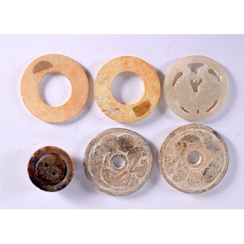 572 - A GOOD COLLECTION OF CHINESE ARCHAIC JADE CARVINGS Warring States and Later, including plaques, bang... 