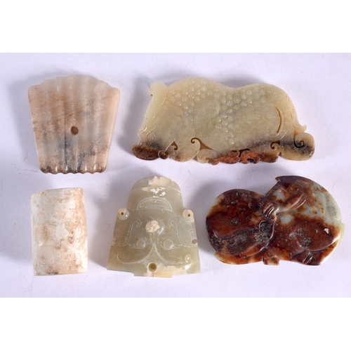 572 - A GOOD COLLECTION OF CHINESE ARCHAIC JADE CARVINGS Warring States and Later, including plaques, bang... 