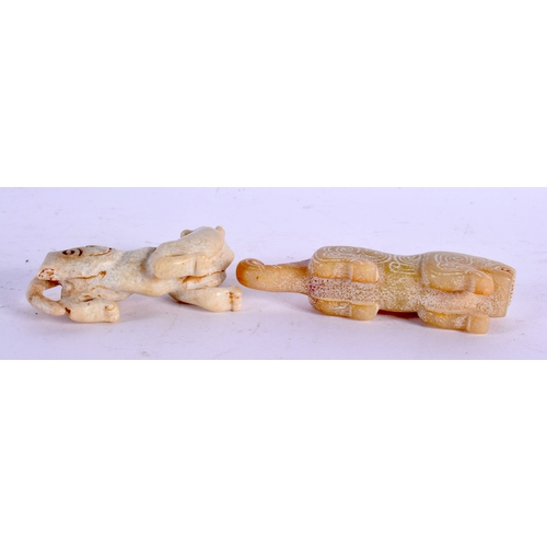 572 - A GOOD COLLECTION OF CHINESE ARCHAIC JADE CARVINGS Warring States and Later, including plaques, bang... 