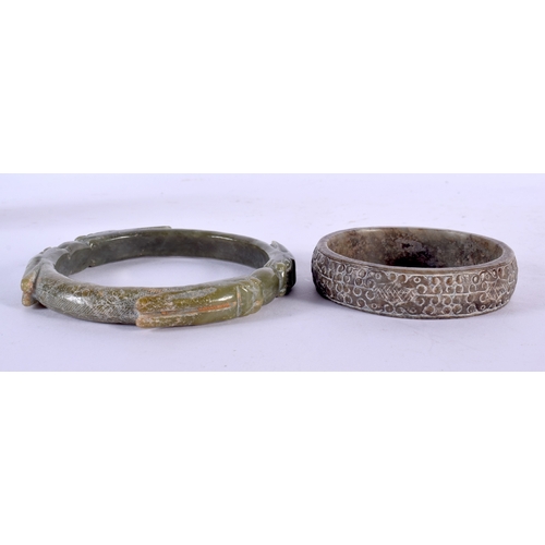 572 - A GOOD COLLECTION OF CHINESE ARCHAIC JADE CARVINGS Warring States and Later, including plaques, bang... 