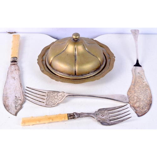 3756 - A set of plated serving utensils together with a serving dish 32 cm(5)