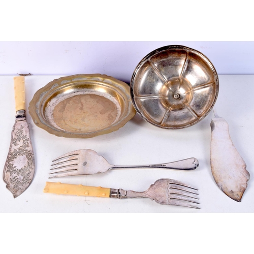 3756 - A set of plated serving utensils together with a serving dish 32 cm(5)