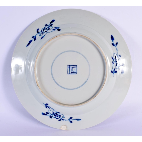 108 - A LARGE LATE 17TH/18TH CENTURY CHINESE BLUE AND WHITE PORCELAIN PLATE Kangxi/Yongzheng. 30 cm diamet... 