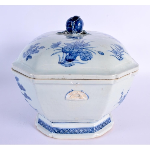 109 - A LARGE 18TH CENTURY CHINESE EXPORT BLUE AND WHITE TUREEN AND COVER Qianlong. 34 cm x 20 cm.