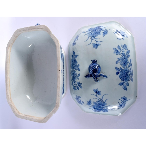 109 - A LARGE 18TH CENTURY CHINESE EXPORT BLUE AND WHITE TUREEN AND COVER Qianlong. 34 cm x 20 cm.