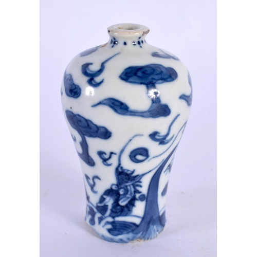 116 - A RARE 17TH CENTURY CHINESE BLUE AND WHITE PORCELAIN SNUFF BOTTLE Kangxi, painted with dragons. 7.75... 