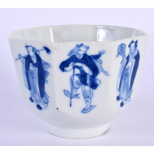 125 - A 19TH CENTURY CHINESE BLUE AND WHITE OCTAGONAL PORCELAIN TEABOWL Qing, 8 cm wide.