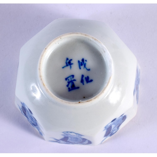 125 - A 19TH CENTURY CHINESE BLUE AND WHITE OCTAGONAL PORCELAIN TEABOWL Qing, 8 cm wide.