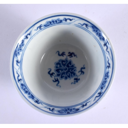 126 - A 19TH CENTURY CHINESE BLUE AND WHITE PORCELAIN BOWL bearing Qianlong marks to base. 10 cm diameter.