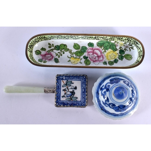 135 - AN 18TH CENTURY JAPANESE EDO PERIOD BLUE AND WHITE COVER together with a Canton bowl etc. Largest 15... 