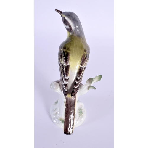 16 - A FINE MEISSEN PORCELAIN FIGURE OF A BIRD modelled upon a stump. 18 cm x 8 cm.