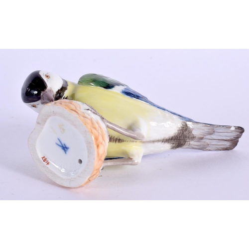 17 - A FINE MEISSEN PORCELAIN FIGURE OF A BIRD modelled pecking. 9 cm x 9 cm.