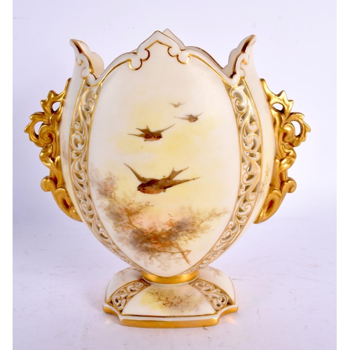 222 - GRAINGER'S & CO WORCESTER TWO HANDLED RETICULATED PEDESTAL VASE, PAINTED WITH ROBINS IN FLIGHT, 14CM... 